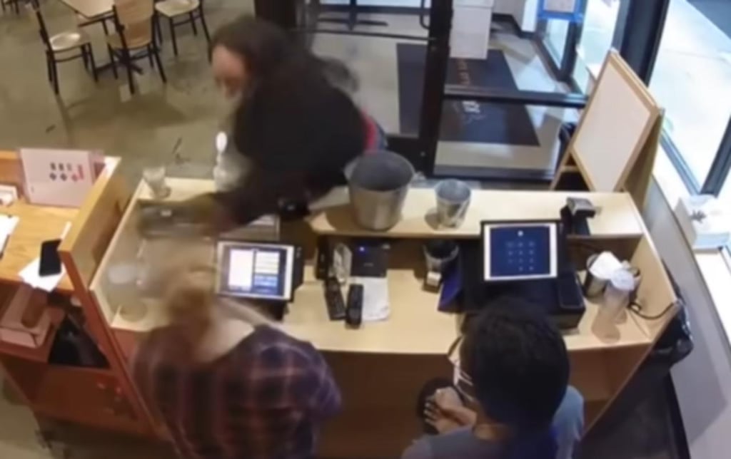 Mujer golpea a gerente de restaurante debido a un problema con su tarjeta de crédito y luego huye