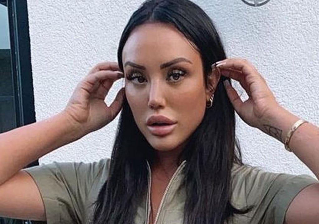 Detienen a Charlotte Crosby en aeropuerto por llevar juguete para adultos en equipaje