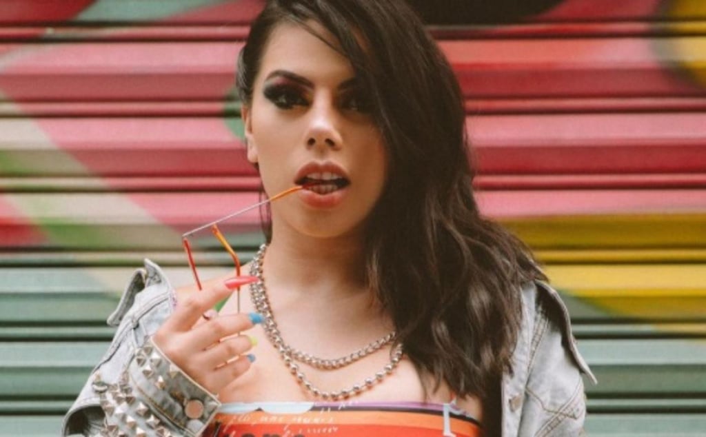 Lizbeth Rodríguez muestra su abdomen con bikini amarillo