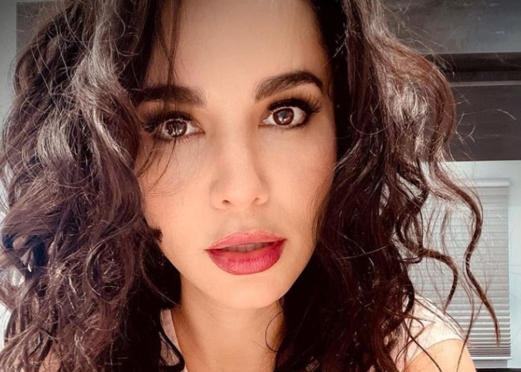 Martha Higareda posa con bikini desde Instagram