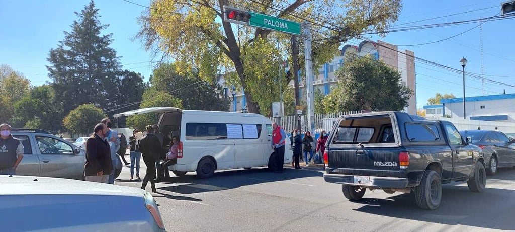 Trabajadores de Salud bloquean calles para exigir bono navideño
