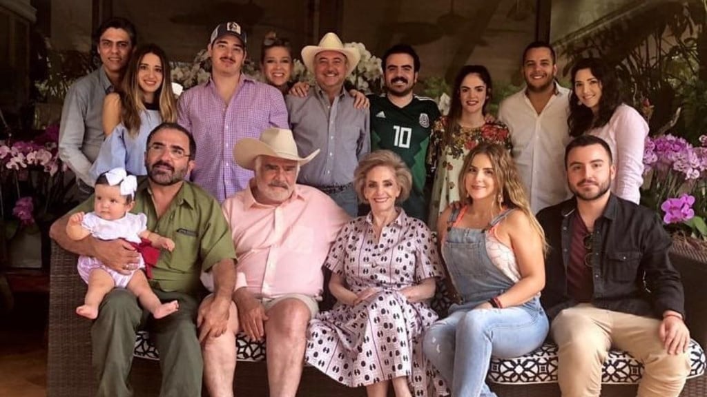 Hijo de Vicente Fernández se habría casado con su prima hermana