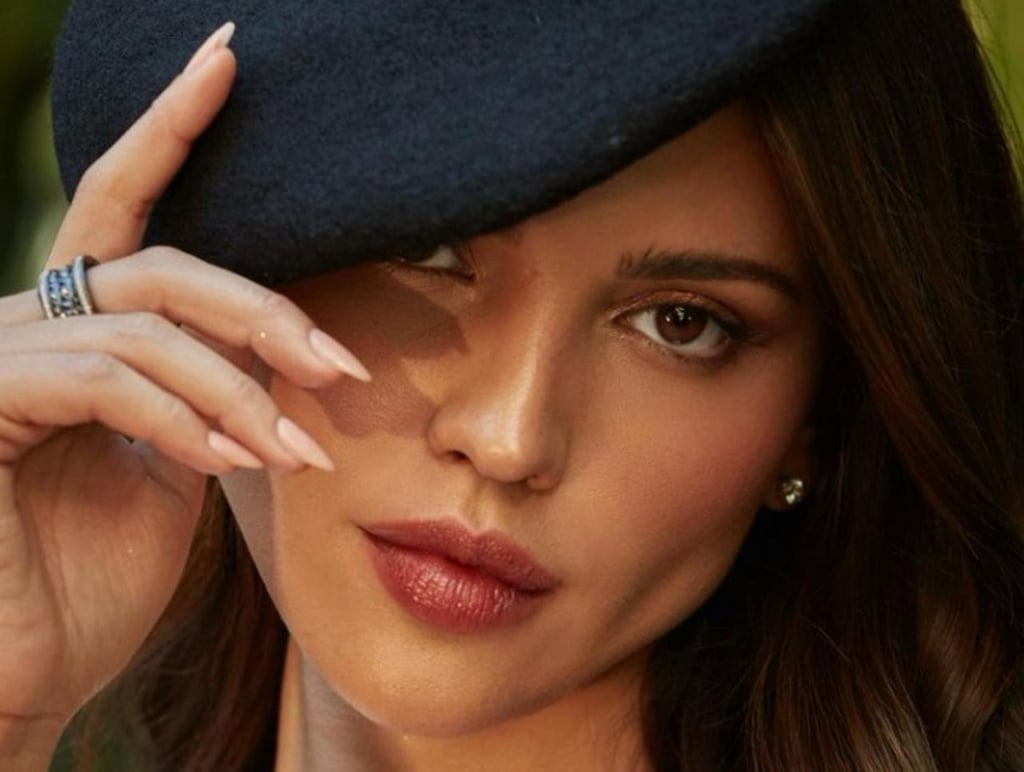 Eiza González broncea su piel con bikini amarillo