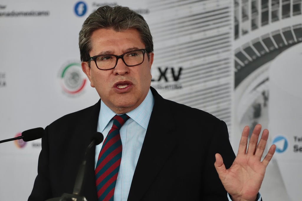Monreal visita a funcionario del Senado preso en Veracruz; le niegan acceso a penal