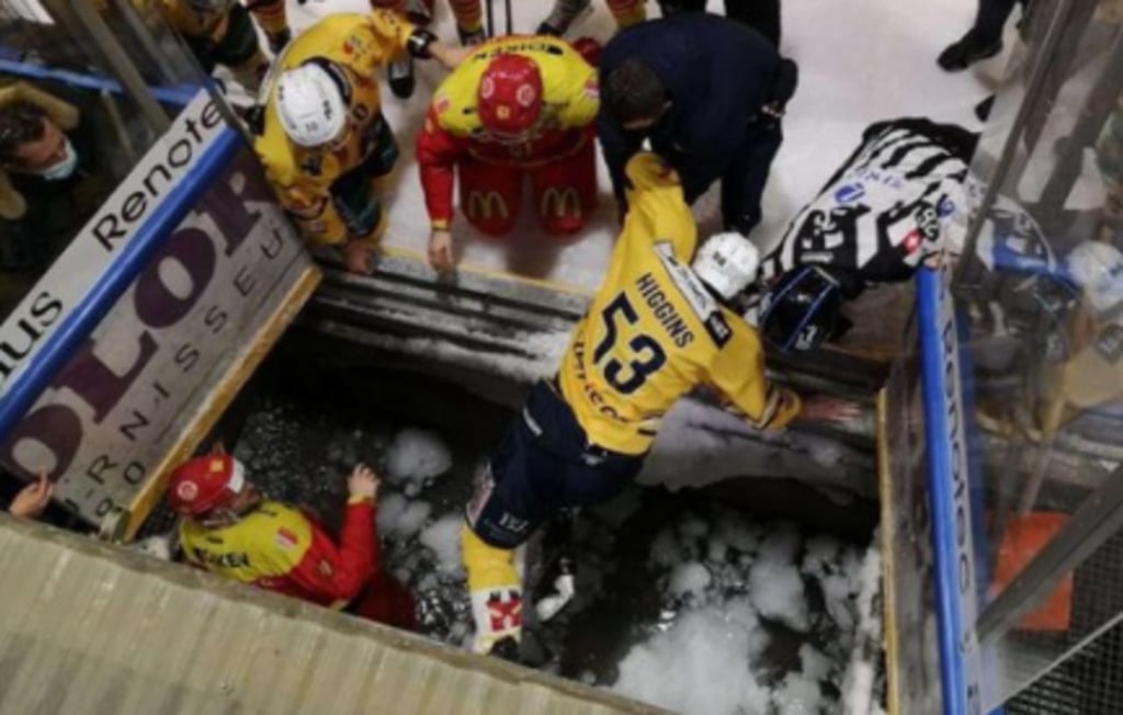 Dos jugadores de hockey terminan en una zanja con agua helada tras chocar entre sí en pleno partido