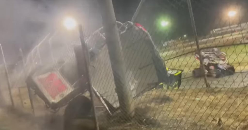 Auto de carreras 'sprint' pierde el control y se estrella conta la cerca de seguridad del recinto