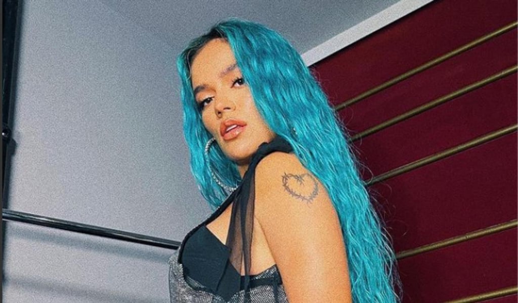 Karol G presume los nuevos piercings de sus pechos