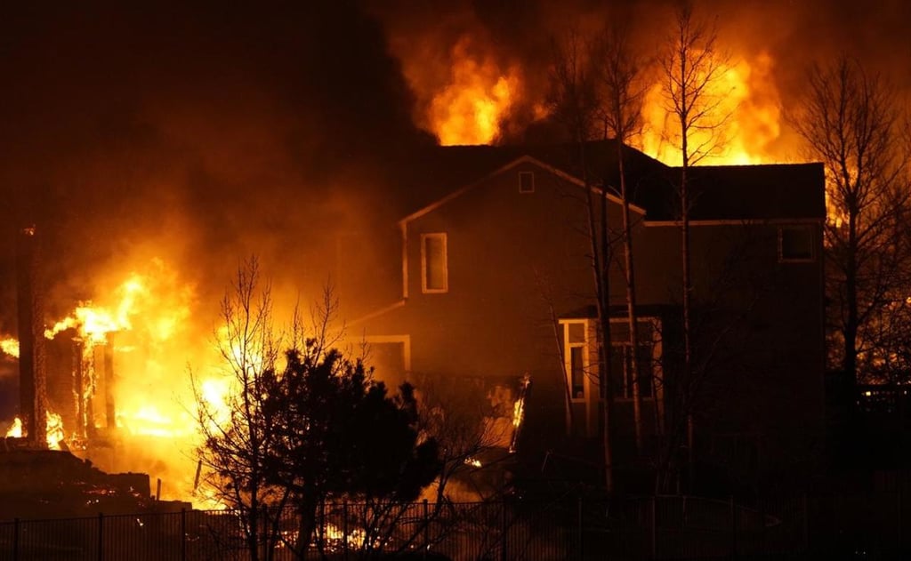 Evacuan a 30 mil en EU por incendios en Colorado