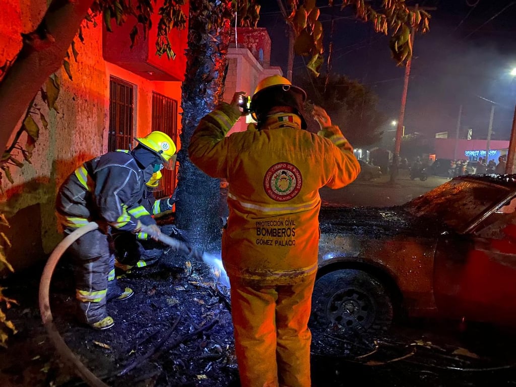 Incendio en palma alcanza vehículo estacionado en Gómez Palacio