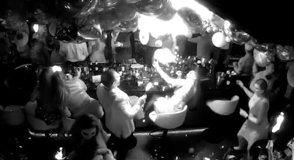 Bar se incendia durante fiesta de año nuevo; evacuaron a más de 100 personas