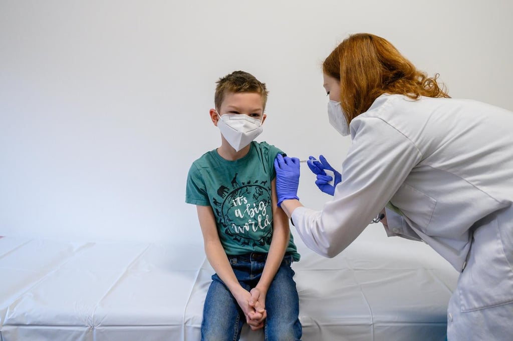 Estados Unidos aprueba refuerzo de vacuna Pfizer para jóvenes mayores de 12 años