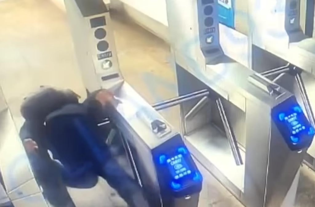 Hombre pierde la vida tras intentar saltarse torniquete del metro de Nueva York
