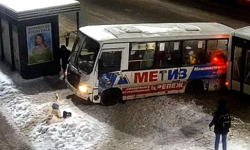Autobús resbala sobre carretera helada y embiste a una mujer