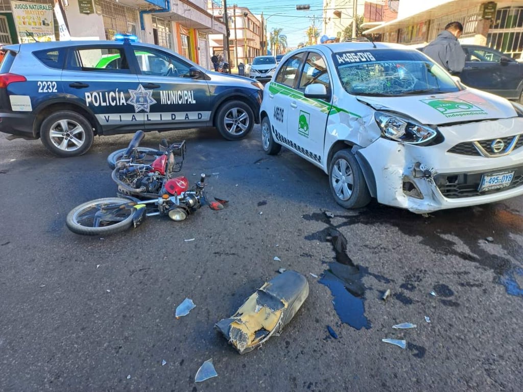 Chocan motociclista y taxi en Zona Centro; un lesionado