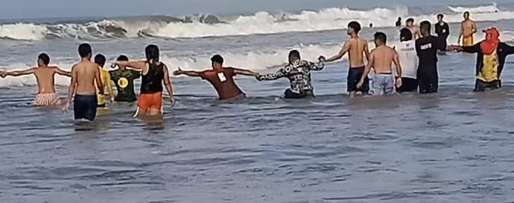 Bañistas crean cadena humana para salvar a un hombre que se estaba ahogando en el mar
