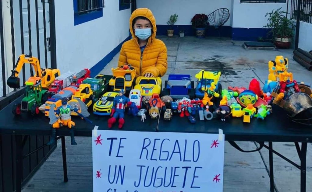 'Estoy orgulloso de mi hijo'; niño se vuelve viral por obsequiar sus juguetes a otros por el Día de Reyes