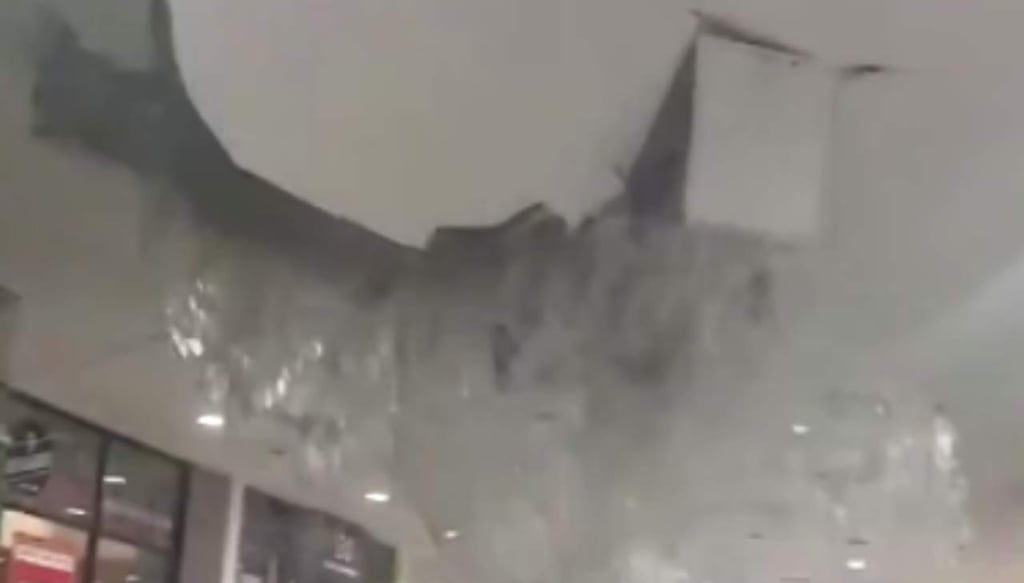 Techo de centro comercial colapsa cerca de clientes durante una tormenta