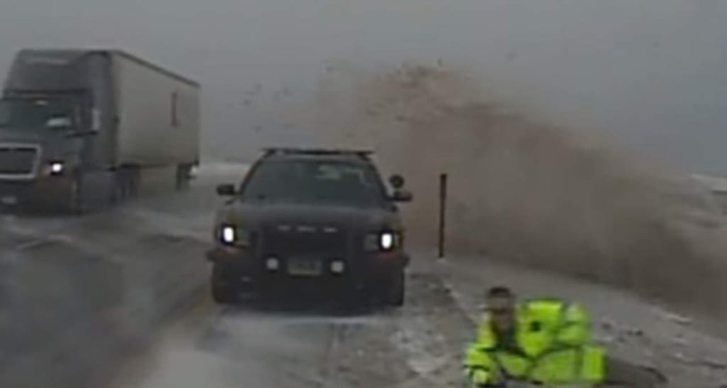 Oficial de tránsito evita ser embestido por camioneta que perdió el control en carretera nevada