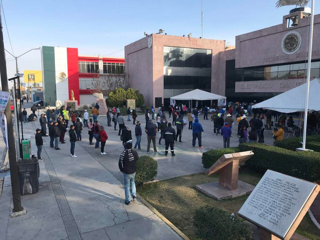 Sindicalizados bloquean vialidad para exigir reunión con alcaldesa de Gómez Palacio