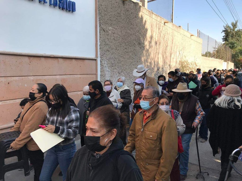 Con gran afluencia y confusión, arranca jornada de vacunación en Gómez Palacio