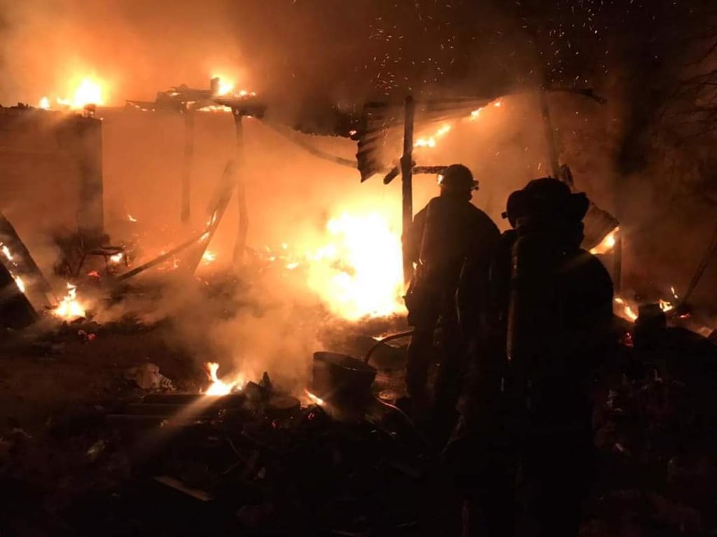 Fuerte incendio consume vivienda en Santiago Papasquiaro