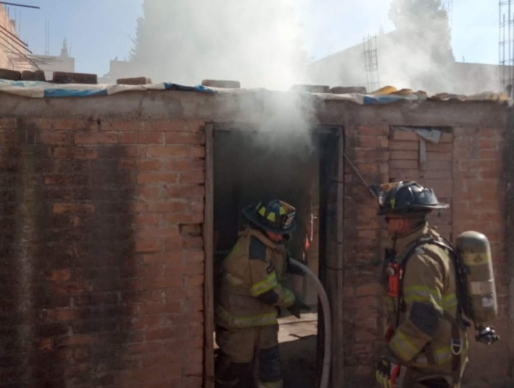 Incendio consume parte de una casa habitación en la Lázaro Cárdenas