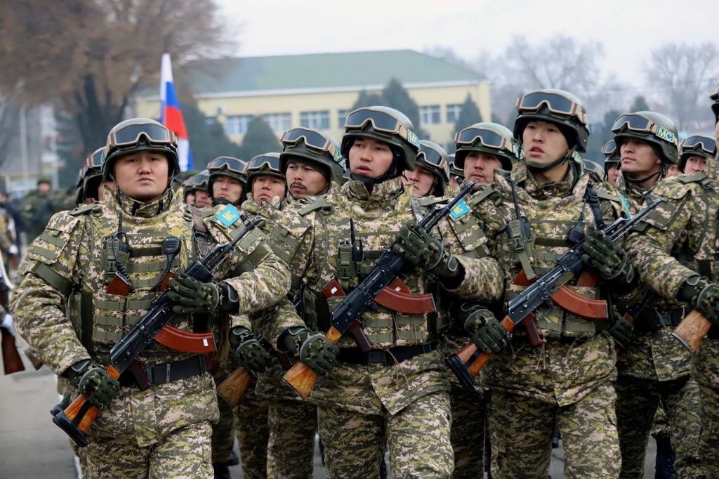 Tras protestas, salen tropas de Kazajistán