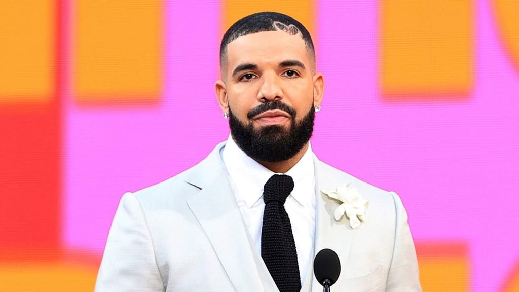 Modelo acusa a Drake de quemarla tras poner salsa picante en un condón