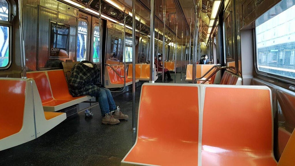 Mujer pierde la vida tras ser lanzada contra las vías del metro en Times Square