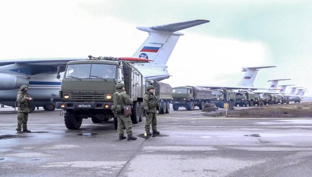 Se lleva Rusia a sus soldados de Kazajistán