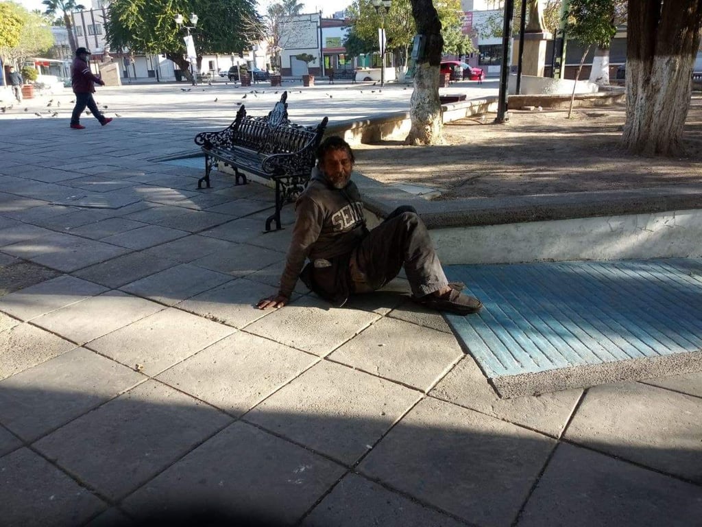 La vida de Julián, quien resiste las bajas temperaturas en una plaza de Gómez Palacio