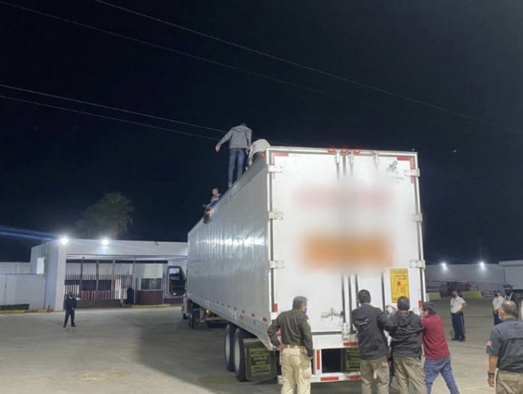 Localizan a 359 migrantes en un camión, en Veracruz