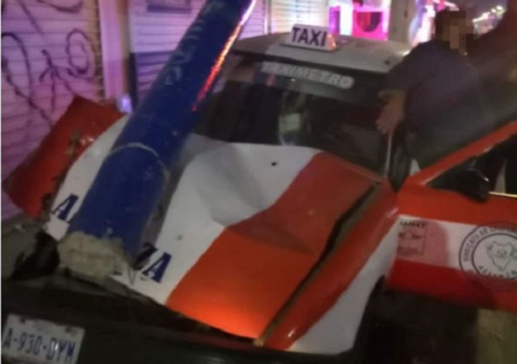 Taxi se impacta contra estructuras de techumbre de dos negocios en Gómez Palacio