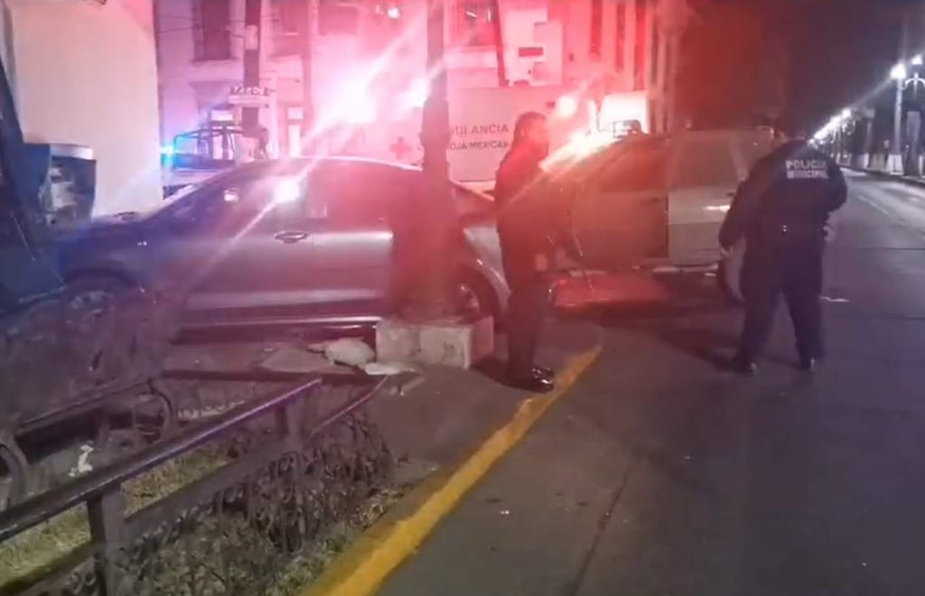 Chocan vehículos en 20 de Noviembre y Carlos León