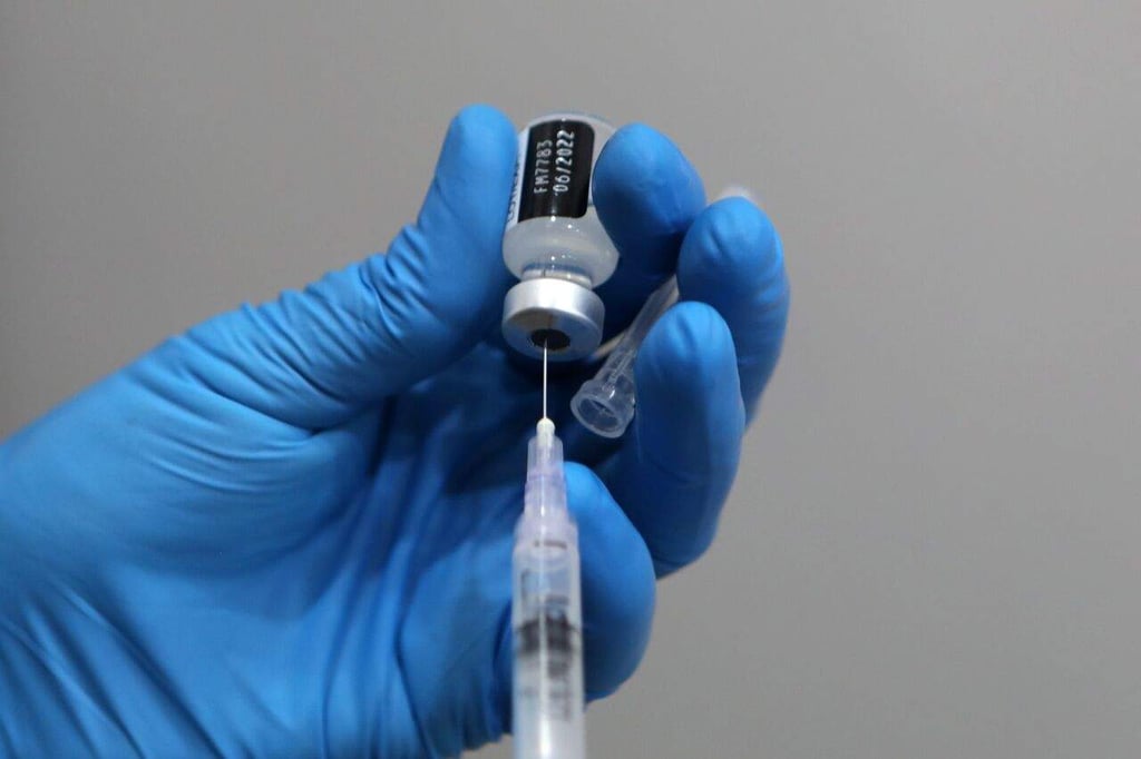 Estudio afirma que la cuarta dosis de la vacuna es 'parcialmente efectiva' contra ómicron
