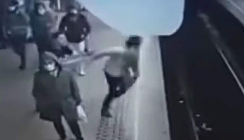 Video: Hombre empuja a mujer hacia las vías momentos antes de la llegada del tren