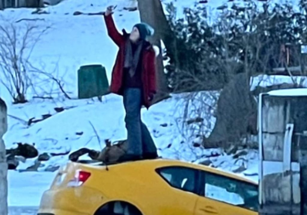 Mujer se toma ‘selfíes’ sobre su auto que se hunde en río congelado