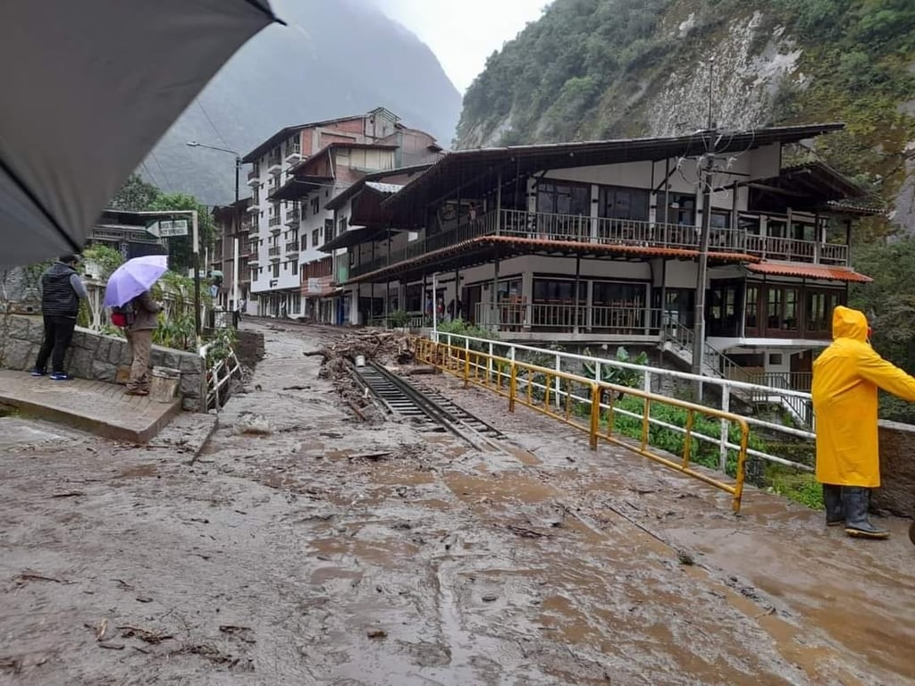 Pueblo de Machu Picchu queda inundado tras desbordarse un río en Perú