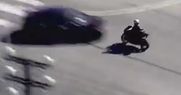 Motociclista que huía de la policía pierde la vida durante transmisión en vivo tras chocar