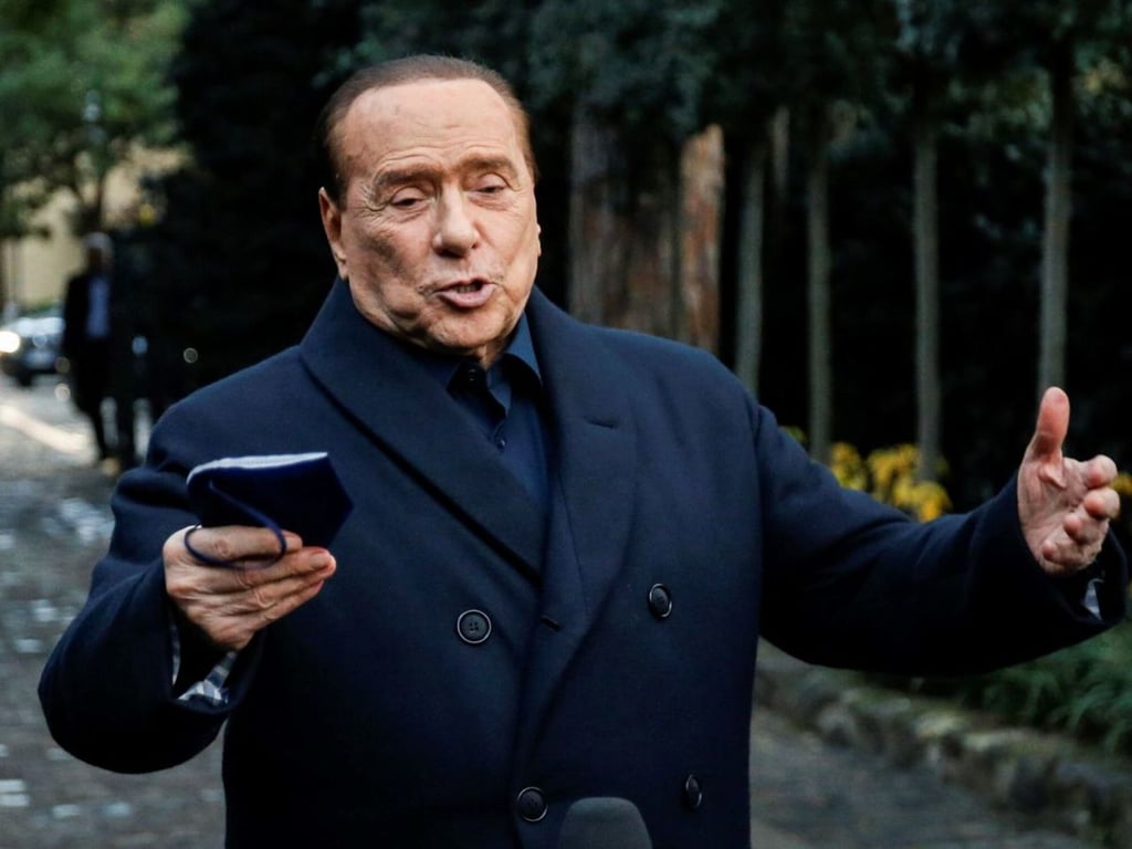 Renuncia Berlusconi a la Jefatura del Estado