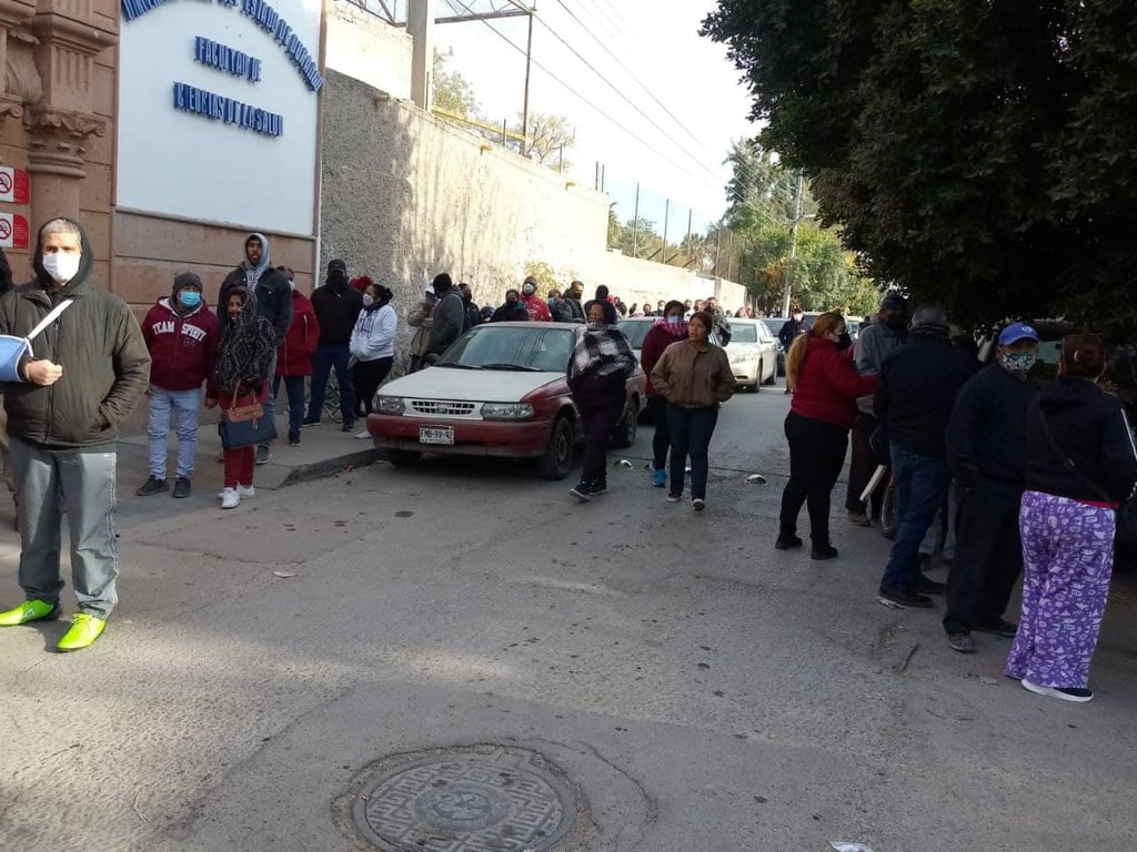 Miles de personas acuden a jornada de vacunación en Gómez Palacio