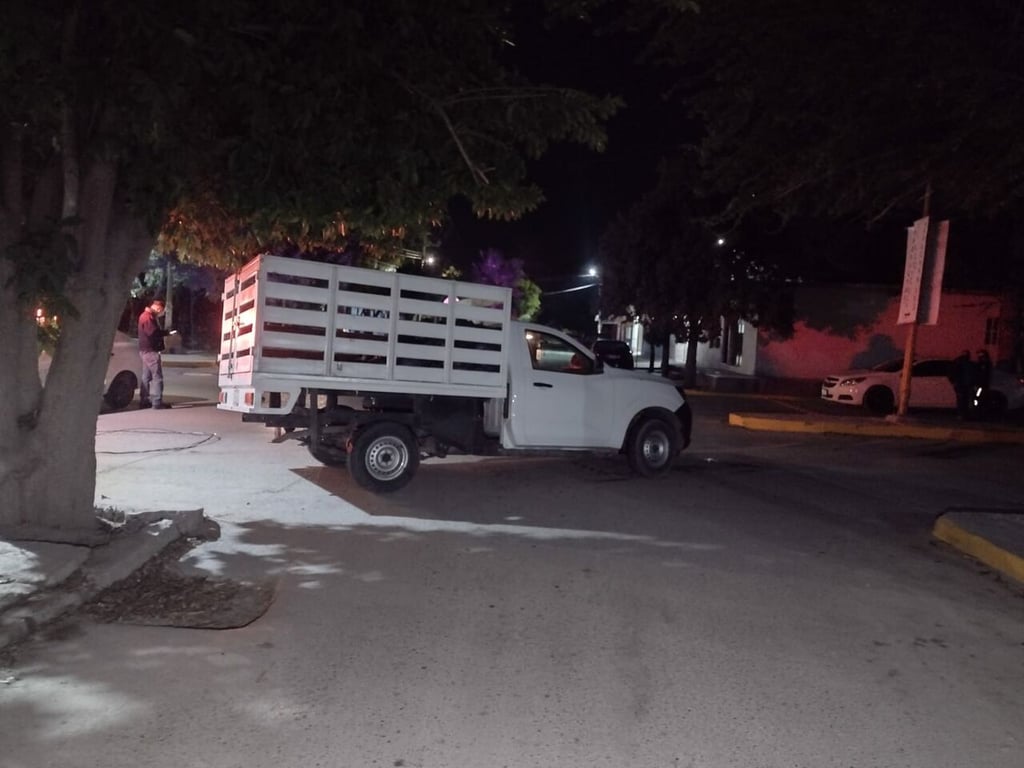 Camioneta choca contra el poste de una luminaria en Lerdo
