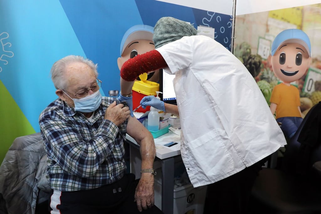 Israel destaca beneficios de cuarta dosis contra COVID en mayores de 60 años