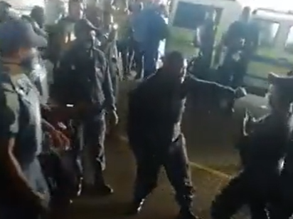 Policía ataca a sus colegas y estos lo rocían con gas pimienta