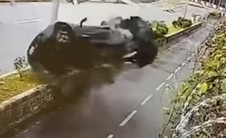 Auto deportivo se estrella contra un poste y queda totalmente destruido; pasajeros sobreviven