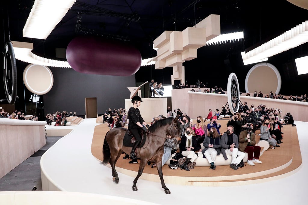Carlota Casiraghi inaugura a caballo el desfile de Alta Costura de Chanel