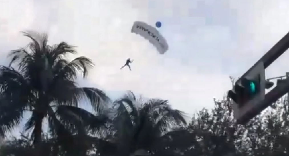 Expiloto de NASCAR es hospitalizado tras caer en paracaídas desde un hotel en Florida