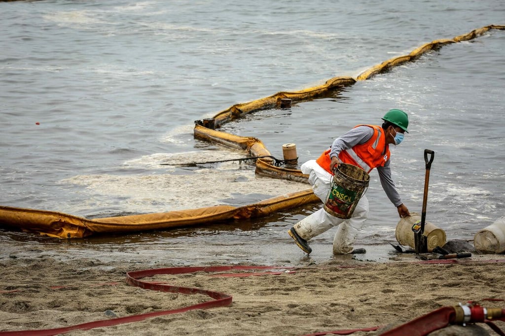 Suman 24 las playas contaminadas por el derrame de petróleo en Perú