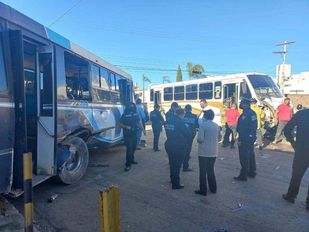 Intensa movilización tras choque entre camiones en la ciudad de Durango; 11 lesionados