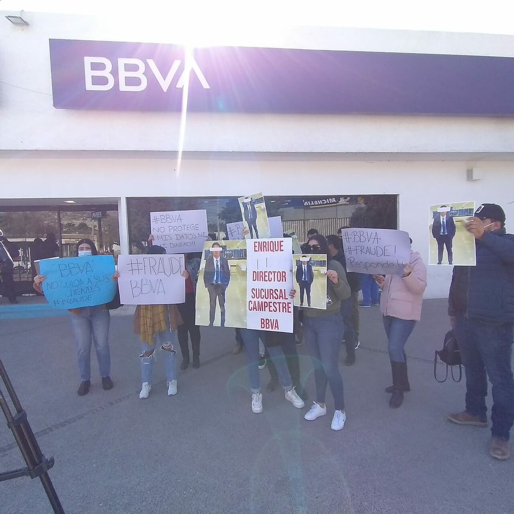 Cuentahabientes se manifiestan a las afueras de institución bancaria por presunto fraude de extrabajador